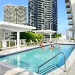 Modern Midtown Stay Pool Access & Free Parking