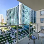 Modern Midtown Stay Pool Access & Free Parking