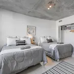 Modern Midtown Stay Pool Access & Free Parking