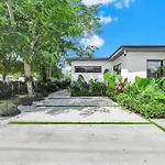 Stylish Modern Home Near Wynwood & Design District