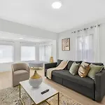 Spacious House W Amazing Pool!