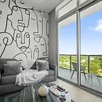 Luxury & Modern Condo In Design District With Pool