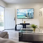 Happy House Miami! Same Name Everywhere - 3 Bedroom House - 1 King - 3 Queens