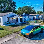 Happy House Miami! Same Name Everywhere - 3 Bedroom House - 1 King - 3 Queens