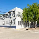 King Bed Free Parking & Wi-Fi Near Wynwood!