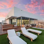 Stunning Upper Penthouse With Private Rooftop Pool
