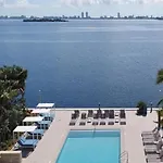 Miami Bay- Spacious And Cozy Water Front Suite - 28 Day Minimum