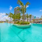1-Br Skyline Apartment Retreat