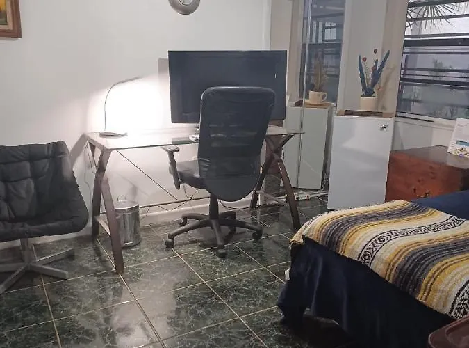 Snug Minimalist Full Bed With 50 Inch Smart Tv, Netflix, Airplay, Mini-Fridge, And 500 Mbps Wifi Near Fiu, Dolphin Mall, Airport