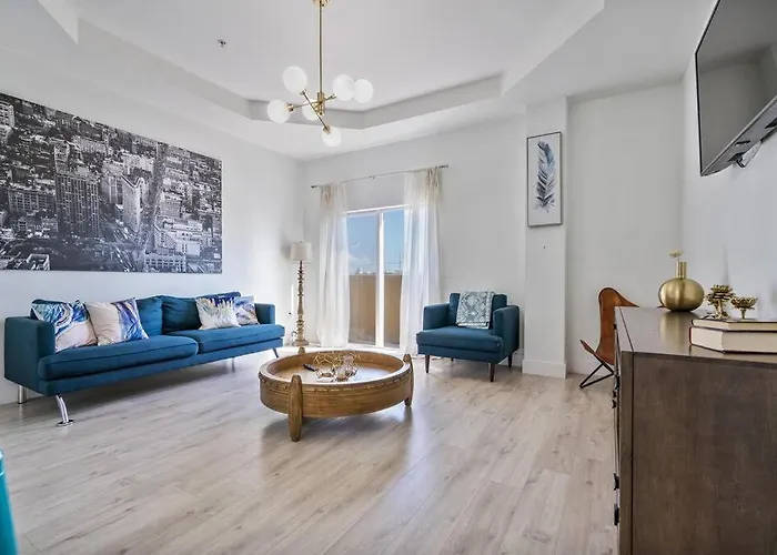 Near Airport 2 Story 2 Bedroom Apartment W/ Balcony