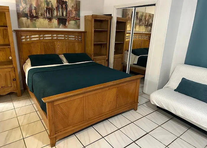 Cozy Queen Bed Studio With 60 Inch Smart Tv, Netflix, Airplay, Mini-Fridge, And 500 Mbps Wifi Near Fiu, Dolphin Mall, Airport