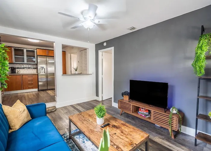 2 Bd Home W/ Private Parking, Private Yard & W/D