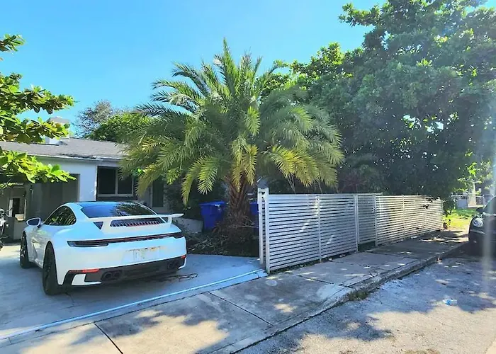 4 Bd Separate Guest House In Design District