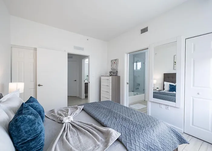 Subtle 2 Bed In Edgewater Downtown With Free Parking