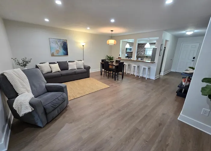 Luxurious & Spacious Townhouse In Prime Location
