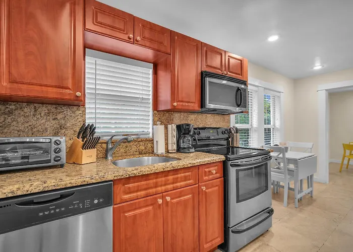 Renovated Grove Bungalow -Near Coconut Grove