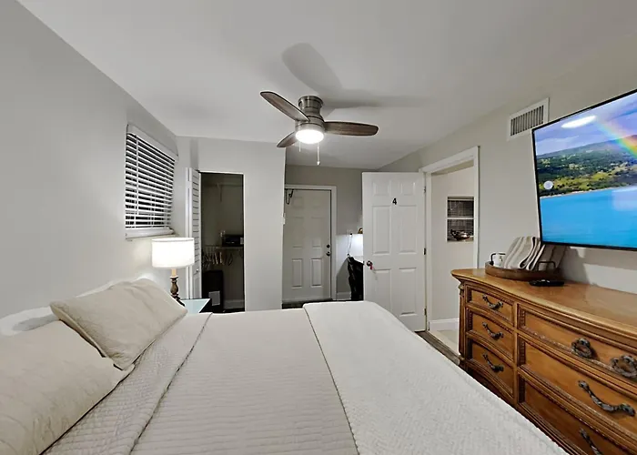 Private Rooms At Miami Centrally Located With Free Parking