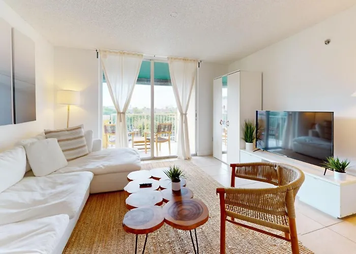 Lux Condo At Yacht Club 10 Min From Beach