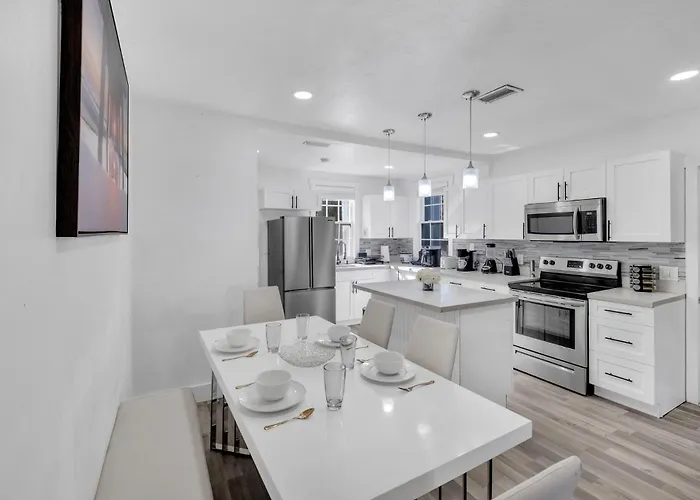 Happy House Miami! Same Name Everywhere - 3 Bedroom House - 1 King - 3 Queens