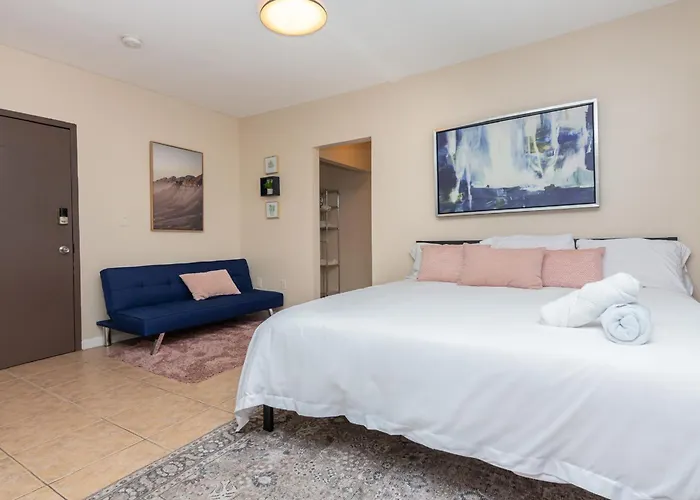King Bed Free Parking & Wi-Fi Near Wynwood!