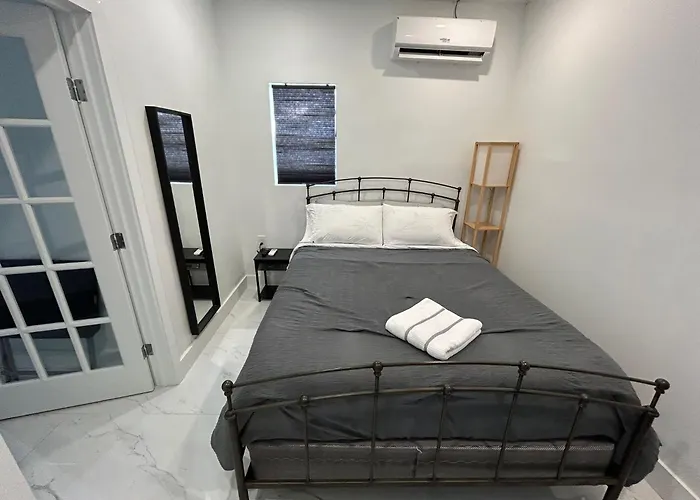 Gorgeous Private Room, Near The Airport - Free Parking - 01
