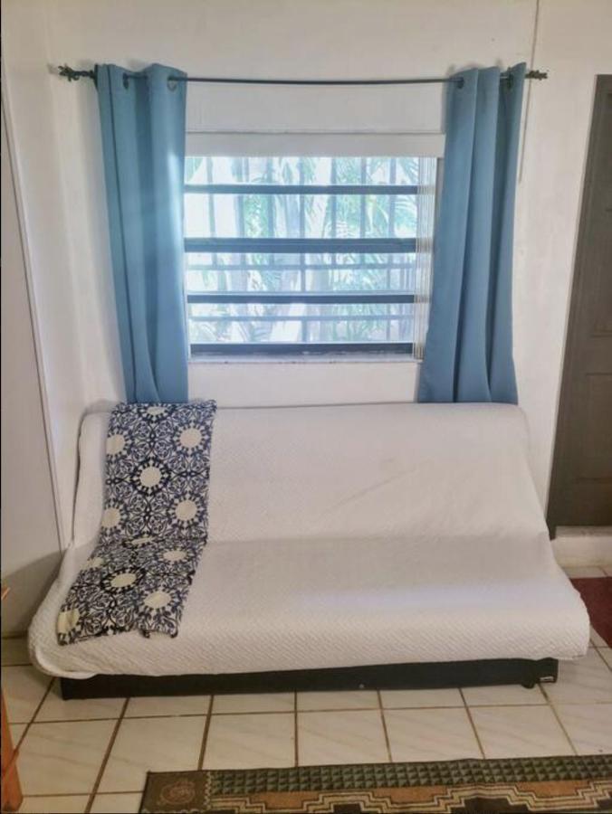 Cozy Queen Bed With 60 Inch Smart Tv, Netflix, Airplay, Mini-fridge, And 500 Mbps Wifi Near Fiu, Dolphin Mall, Airport Apartment *