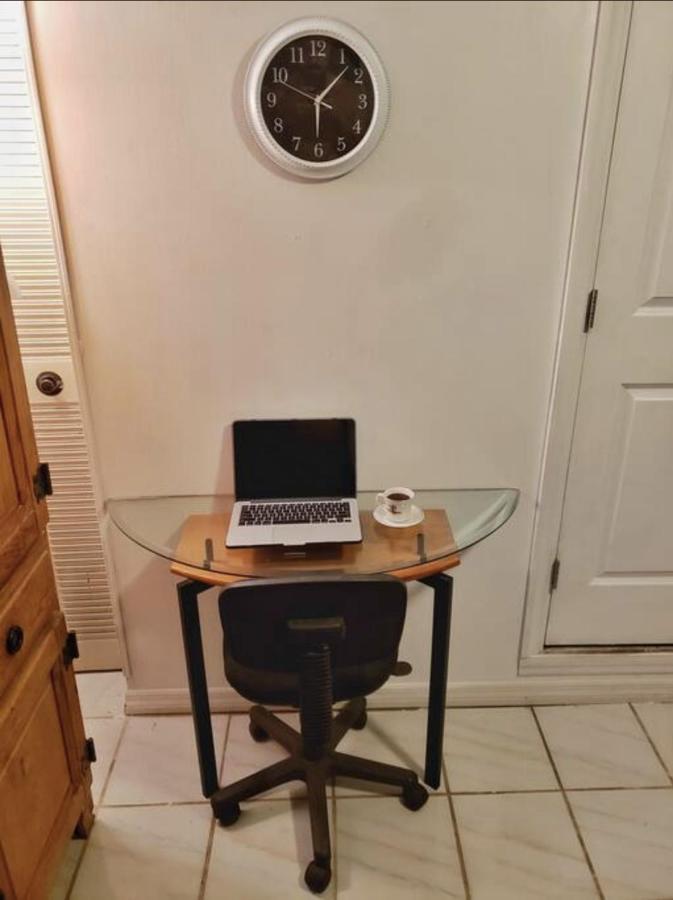 Cozy Queen Bed With 60 Inch Smart Tv, Netflix, Airplay, Mini-fridge, And 500 Mbps Wifi Near Fiu, Dolphin Mall, Airport Apartment