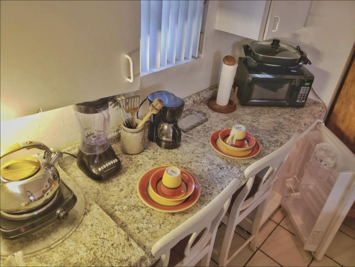 Apartment Cozy Queen Bed With 60 Inch Smart Tv, Netflix, Airplay, Mini-fridge, And 500 Mbps Wifi Near Fiu, Dolphin Mall, Airport Miami