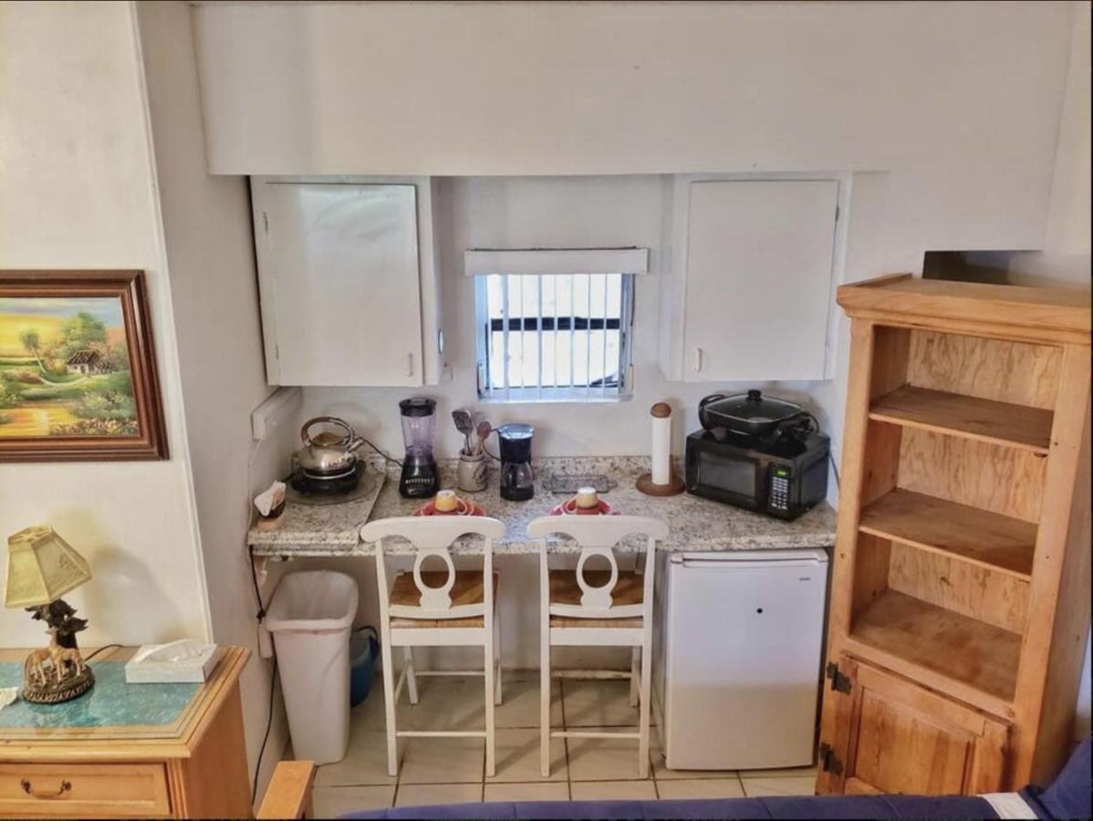 Cozy Queen Bed With 60 Inch Smart Tv, Netflix, Airplay, Mini-fridge, And 500 Mbps Wifi Near Fiu, Dolphin Mall, Airport Apartment Miami