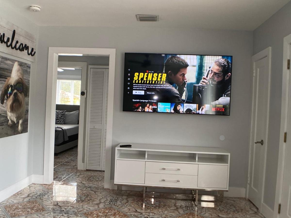 Main House 3 Bed 2 Bath & 1 Bed 1 Bath Holiday home Miami