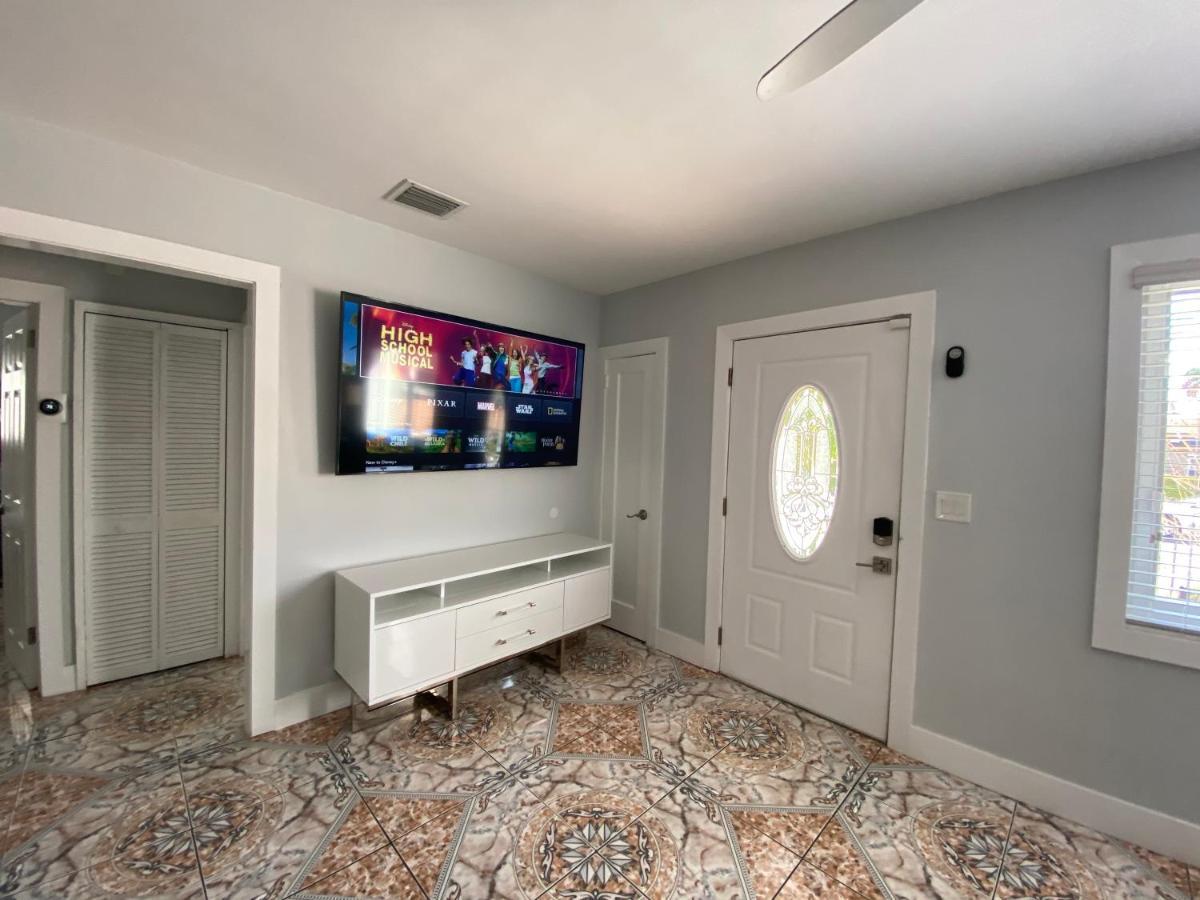 Main House 3 Bed 2 Bath & 1 Bed 1 Bath Miami