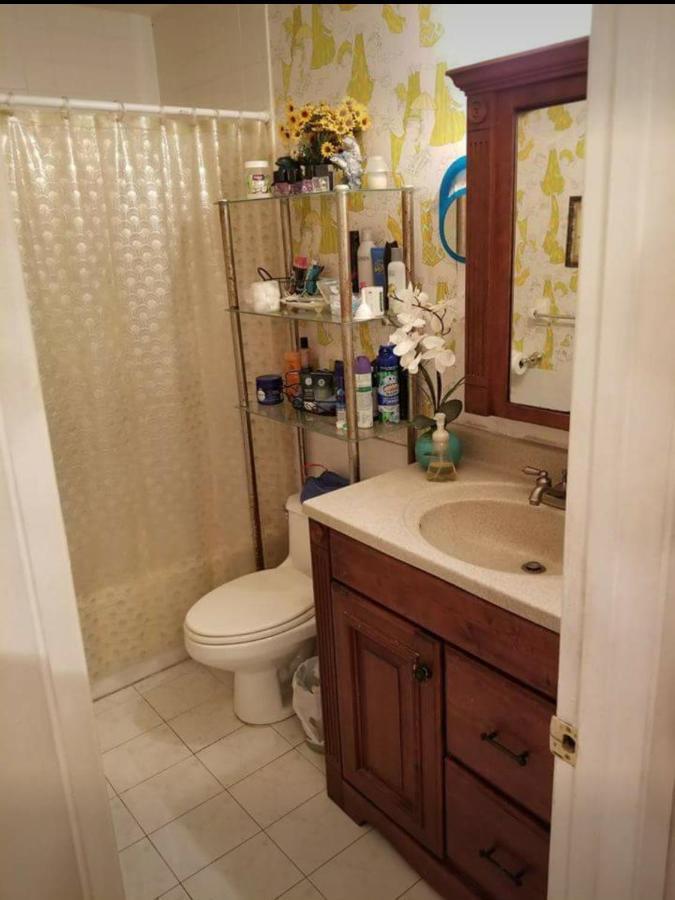 Snug Minimalist Full Bed With 50 Inch Smart Tv, Netflix, Airplay, Mini-fridge, And 500 Mbps Wifi Near Fiu, Dolphin Mall, Airport Homestay
