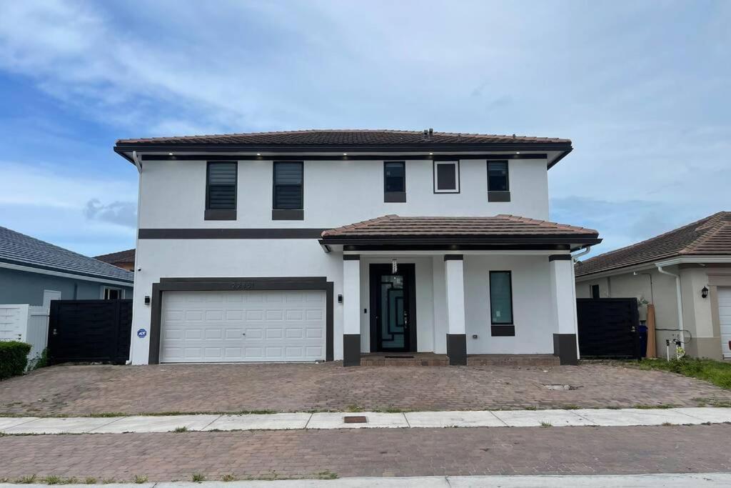 Yenya Villa *