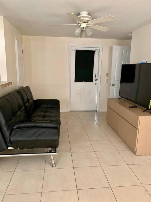 Cozy Private House Near Airport - Free Parking - 01 Miami