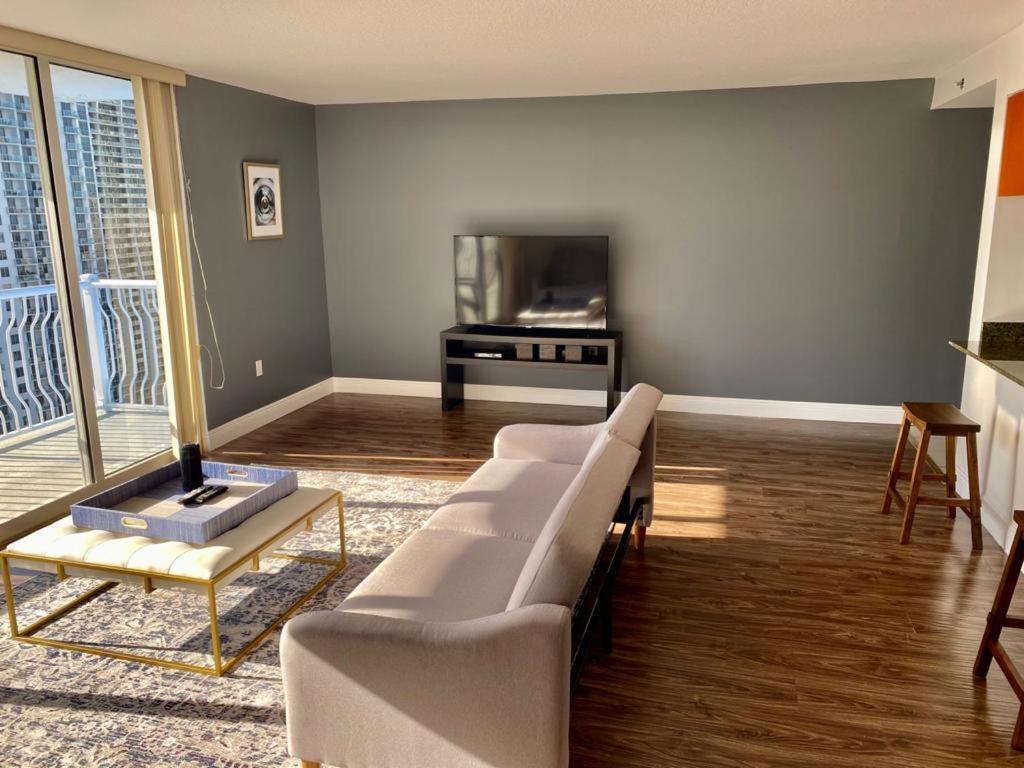 Beautiful Large Apt 2 Brm With Ocean Views In Brickell
