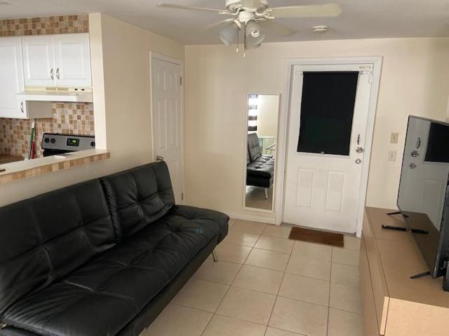 Private Close To Airport - Free Parking - 01 Homestay *