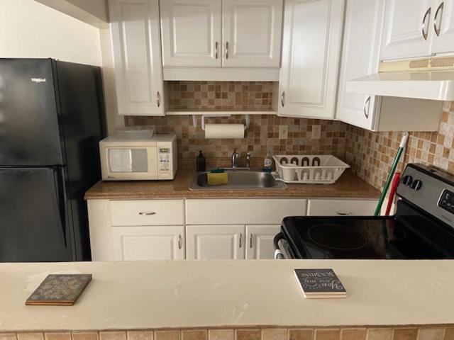 Private Close To Airport - Free Parking - 01 *