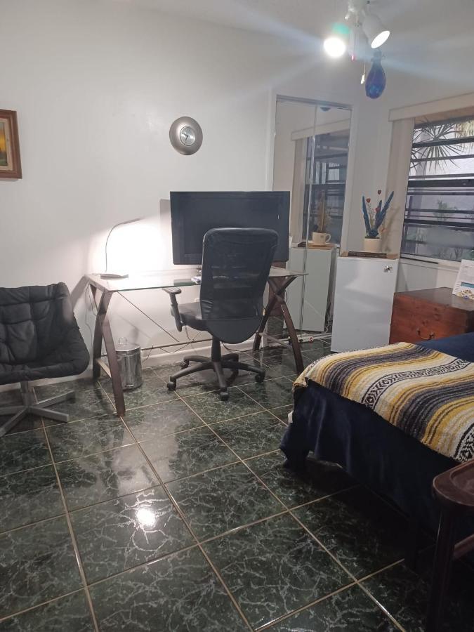 Snug Minimalist Full Bed With 50 Inch Smart Tv, Netflix, Airplay, Mini-fridge, And 500 Mbps Wifi Near Fiu, Dolphin Mall, Airport *