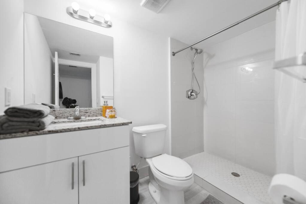 Splendid Location Apt Close To Brickell & Marlins Park Apartment