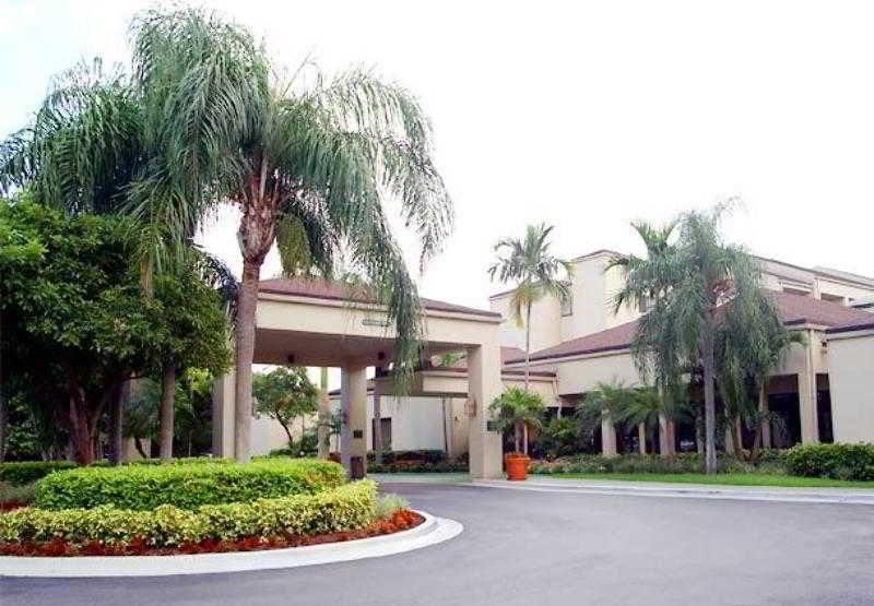 Courtyard Airport West Doral Hotel 3*