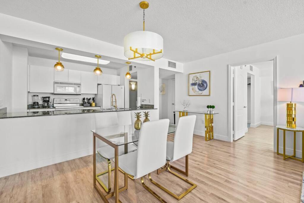 High Floor Unit Located In Brickell - Free Parking Miami