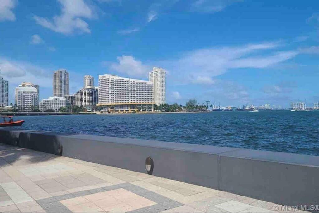 High Floor Unit Located In Brickell - Free Parking