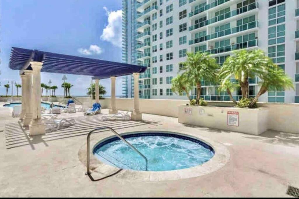 Apartment 40th Floor Priceless Unit Location *