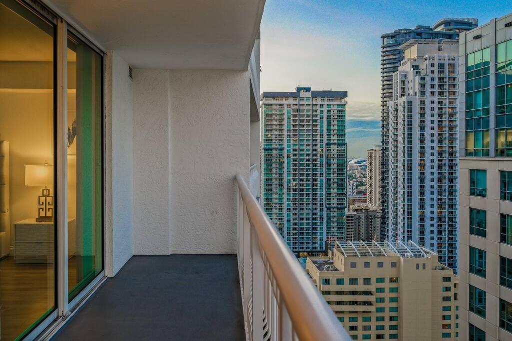 High Floor Unit Located In Brickell - Free Parking *