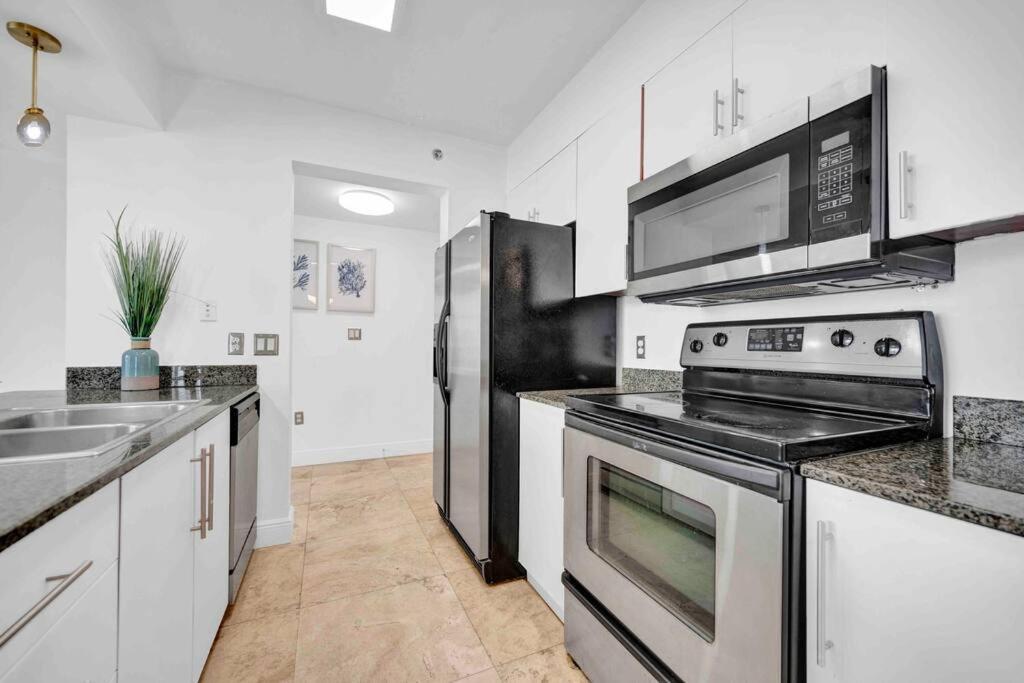 Apartment 40th Floor Priceless Unit Location *