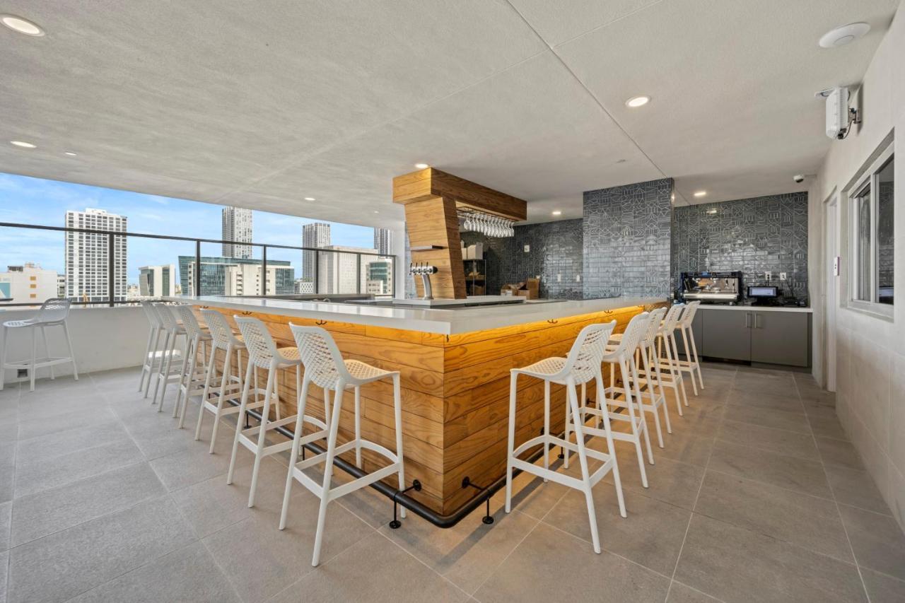Fabulous With Pool, Gym, Lounge - Prime Location, Apartment