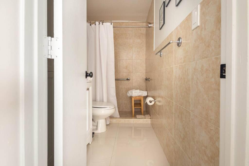 Sleeps 3, Cozy, Boho Style, In The Heart Of -free Parking Apartment