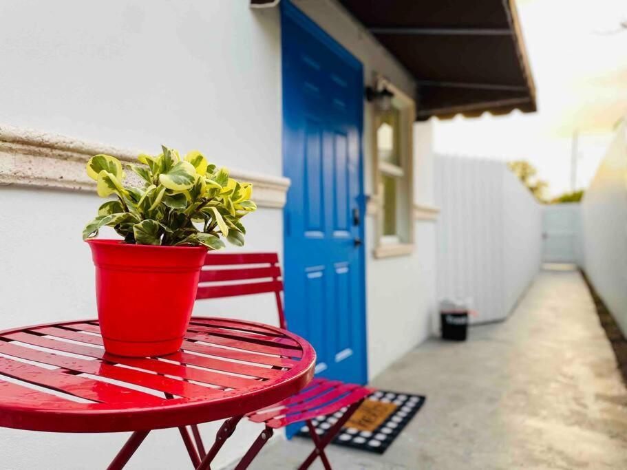 Sleeps 3, Cozy, Boho Style, In The Heart Of -free Parking Apartment *