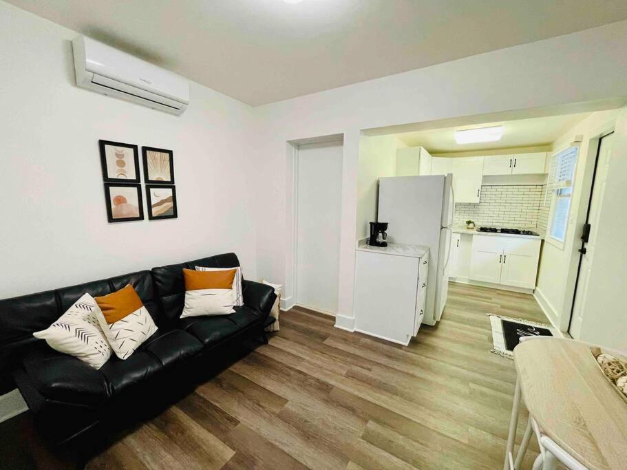 Sleeps 3, Cozy, Boho Style, In The Heart Of -free Parking Apartment *