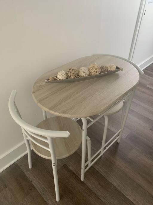 Sleeps 3, Cozy, Boho Style, In The Heart Of -free Parking Apartment *